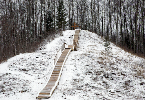 Благодаря лестнице, к поклонному кресту теперь гораздо удобнее подниматься.
